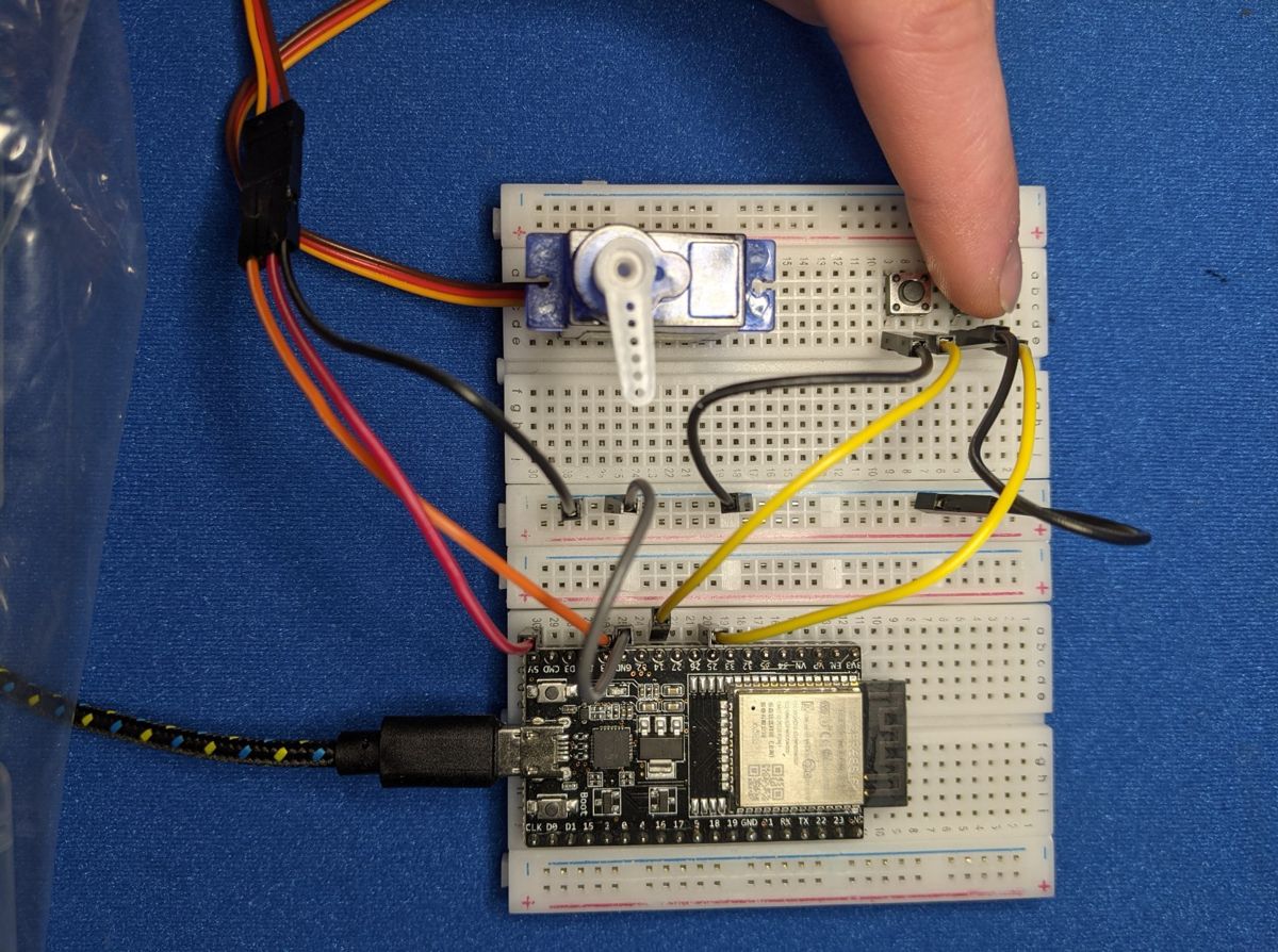 Pressing a button to turn the servo