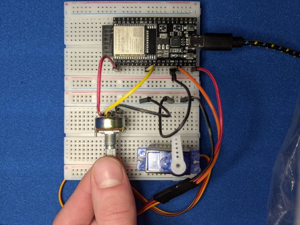 Servo Controller with a potentiometer
